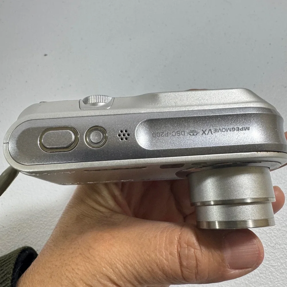 Sony Cyber shot 7.2‎ Mega Pixels Digital Camera Silver Carl Zeiss Lens